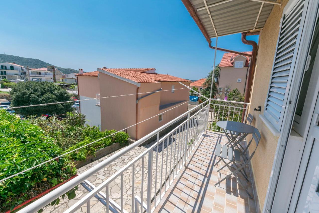 Apartment Hans Primosten Bagian luar foto